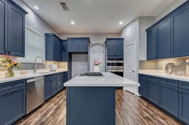 9 Versante Court, Houston