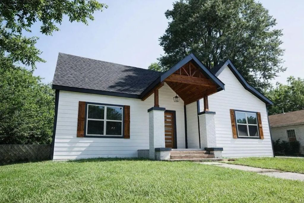 617 E 9th Street, Bonham