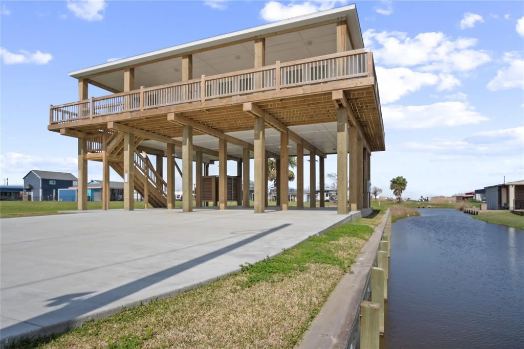 960 S Sage Road, Crystal Beach