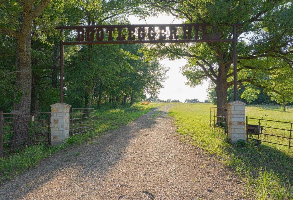 1075 County Road 24280, Roxton