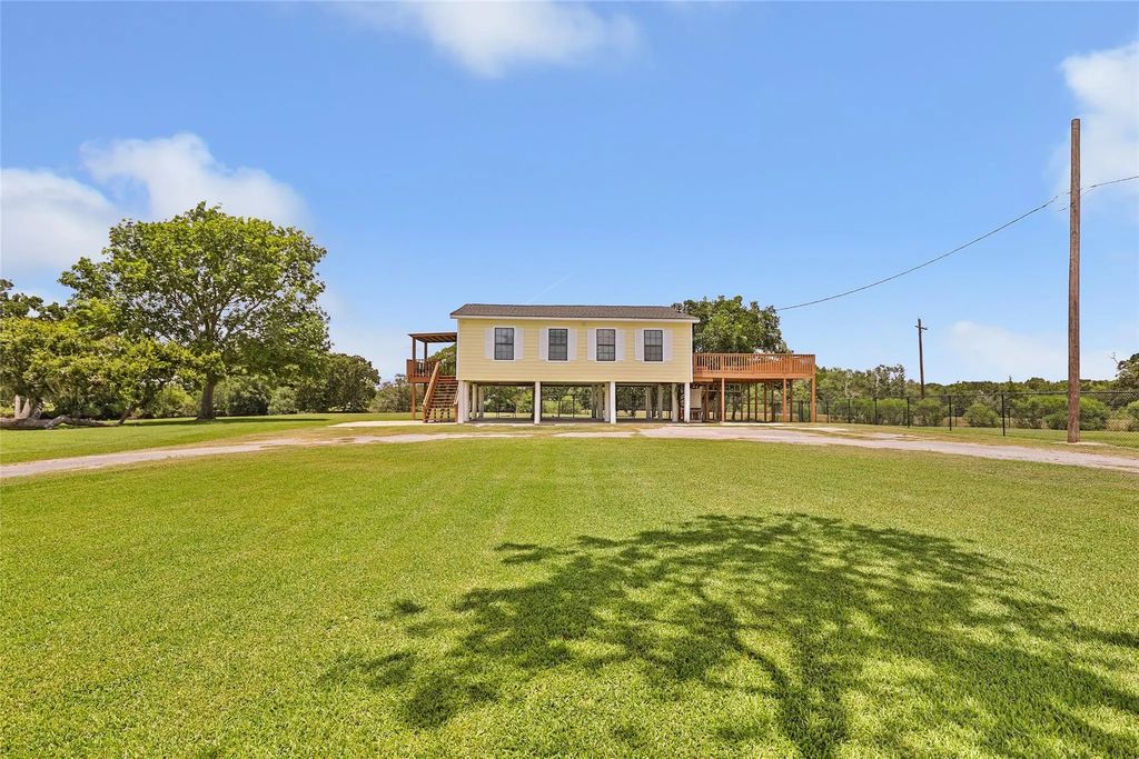 309 Oak Island Drive, Anahuac