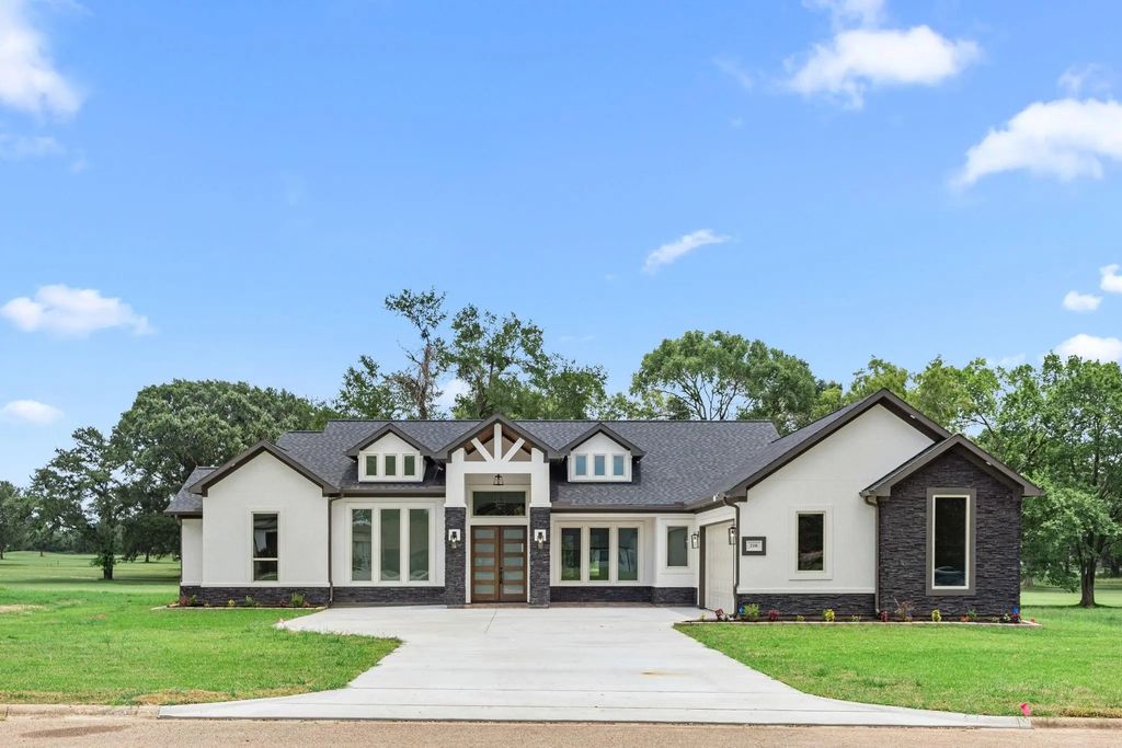 210 Birdie Dr, Hempstead