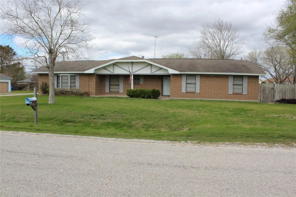 300 E Austin Avenue, Palacios