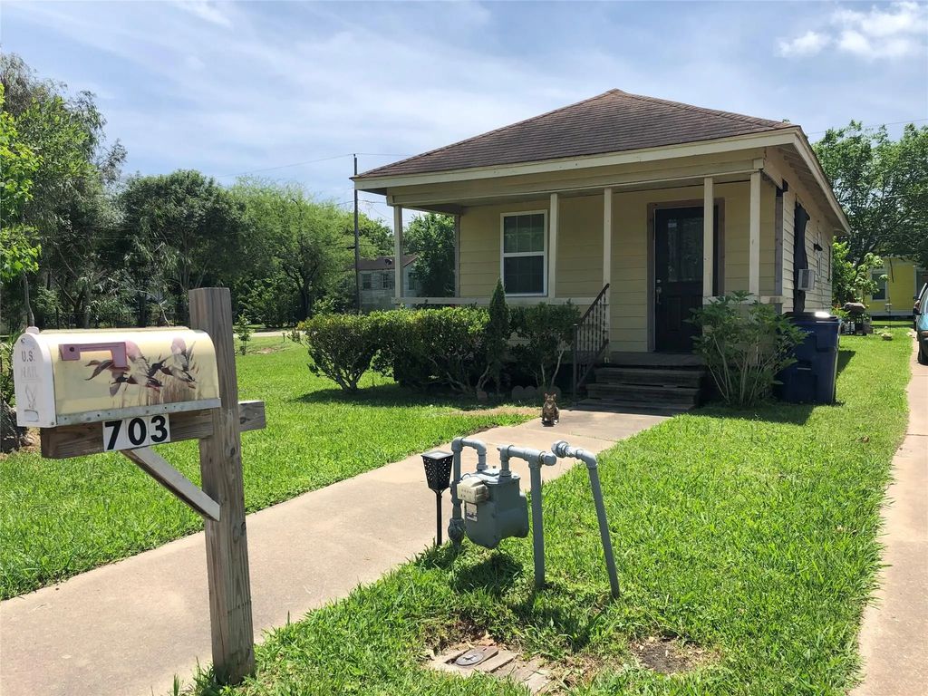 703 N Avenue B, Freeport