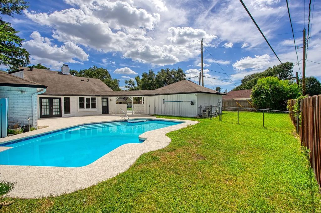414 N Pecan Dr, Tomball