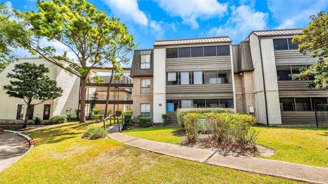 3035 Walnut Bend Lane 35, Houston