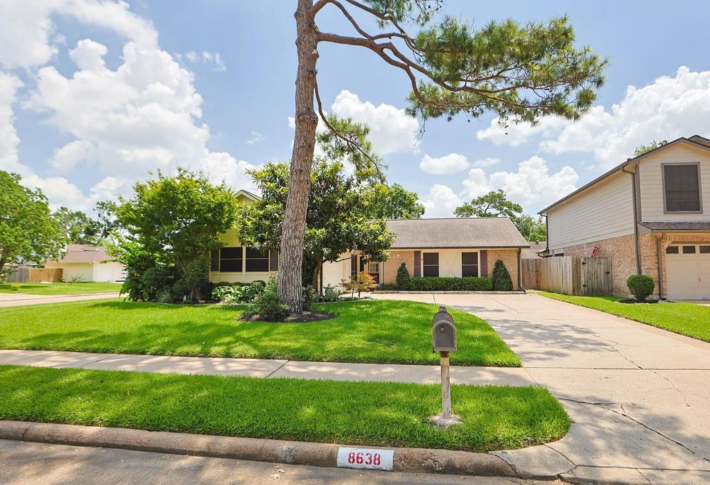 8638 Lake Crystal Drive, Houston