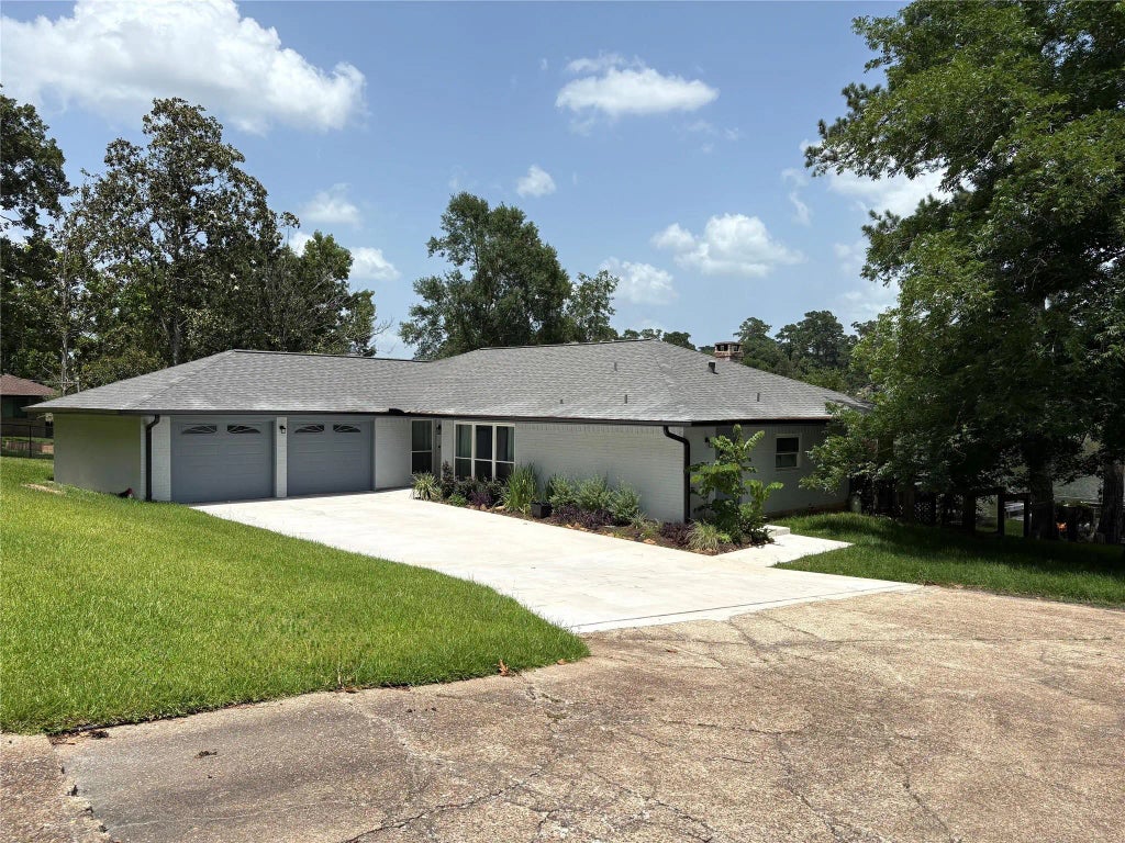 230 W Lake Drive, Livingston