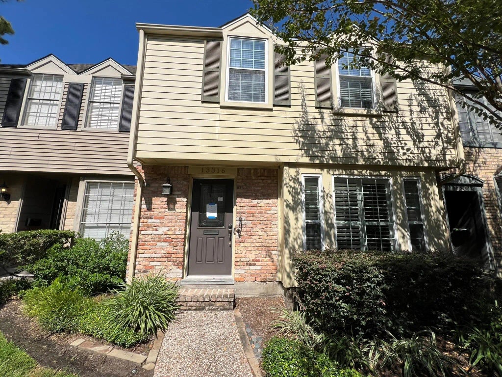 13316 Trail Hollow Drive 3316, Houston