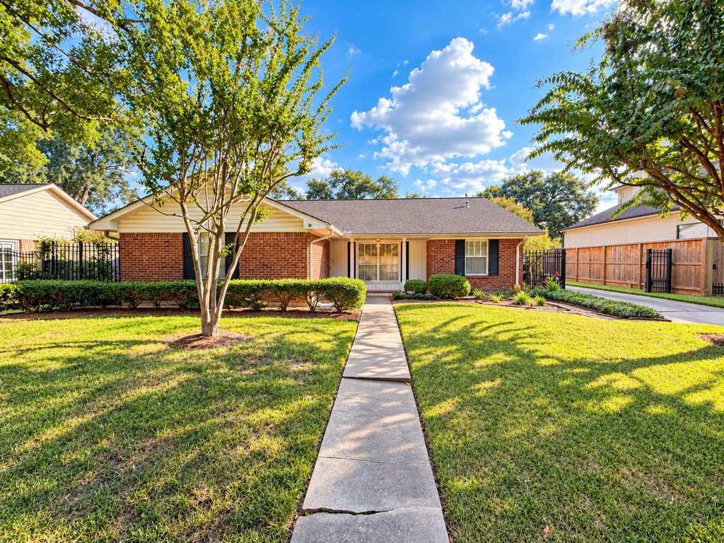 7903 Meadow Lake Lane, Houston
