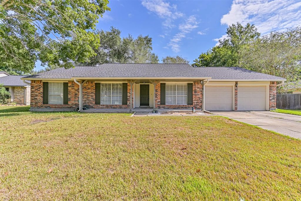 1104 Lost River Drive, Friendswood