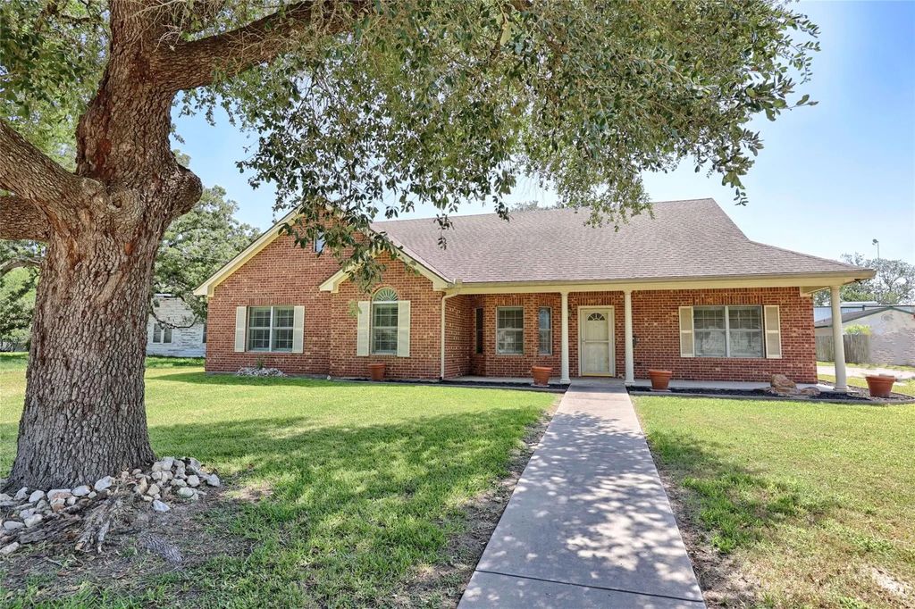 417 S Main Street, Hallettsville