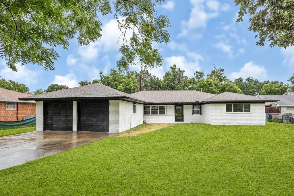 320 Burnett Drive, Baytown