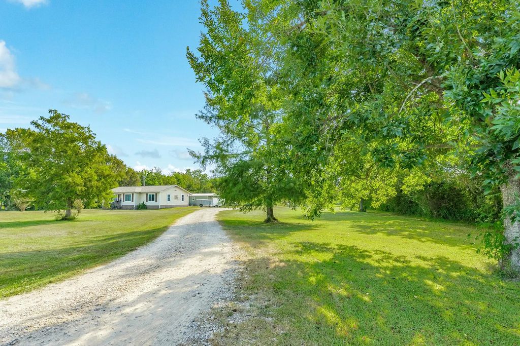 302 Britt Bailey Blvd, Angleton