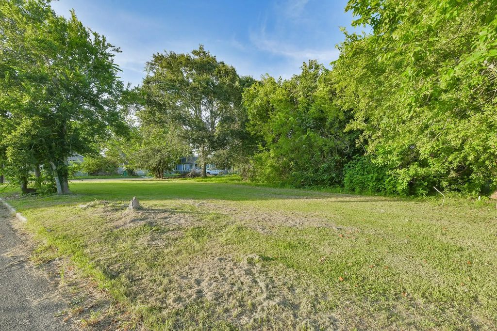 613 W Nazro Street, Baytown