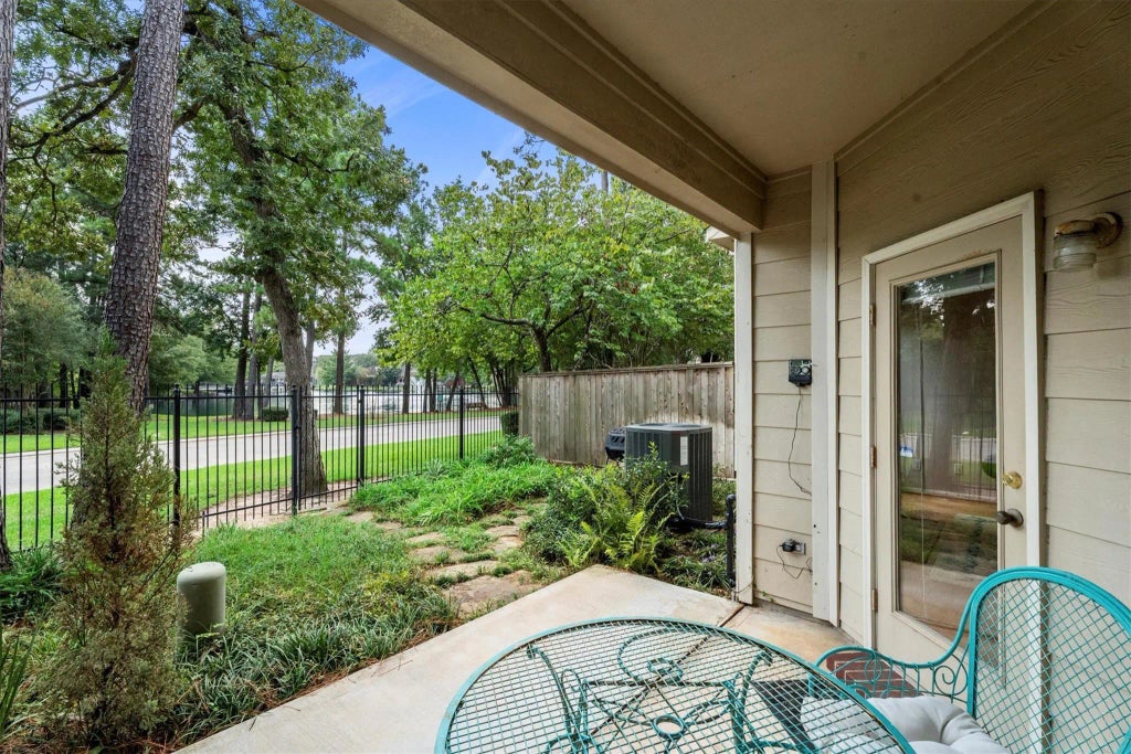 135 N Magnolia Pond Place, The Woodlands