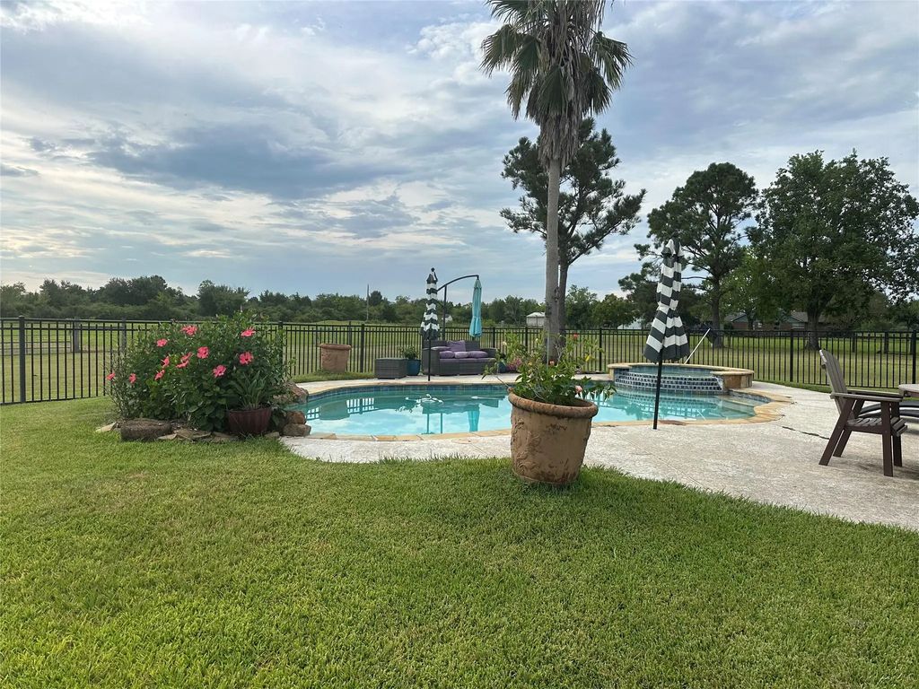 5250 Lauren Road, Alvin