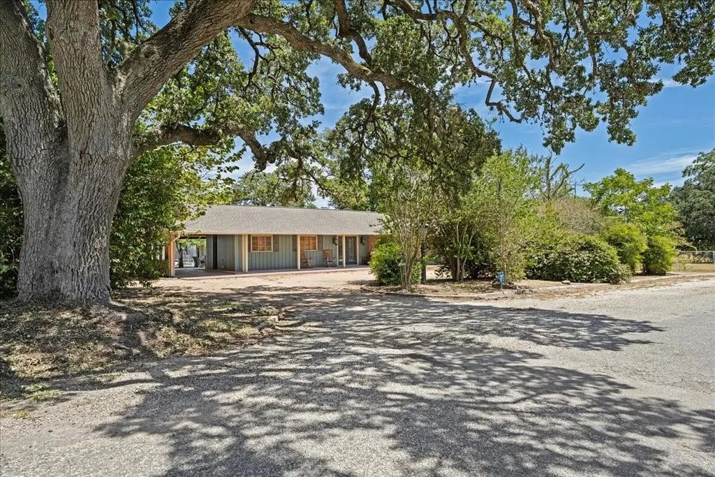 221 E 9th Street, Flatonia
