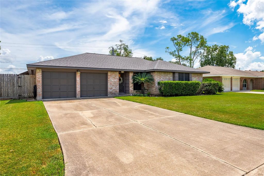 605 S Heather Lane, Friendswood