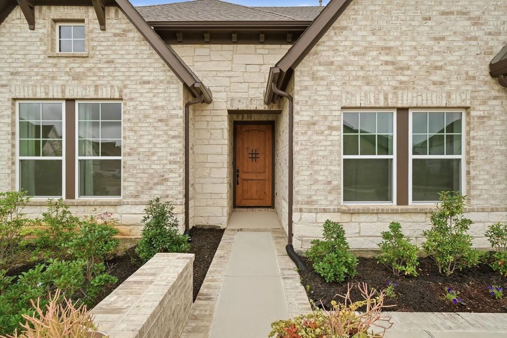 22214 Bushy Matgrass Lane, Cypress