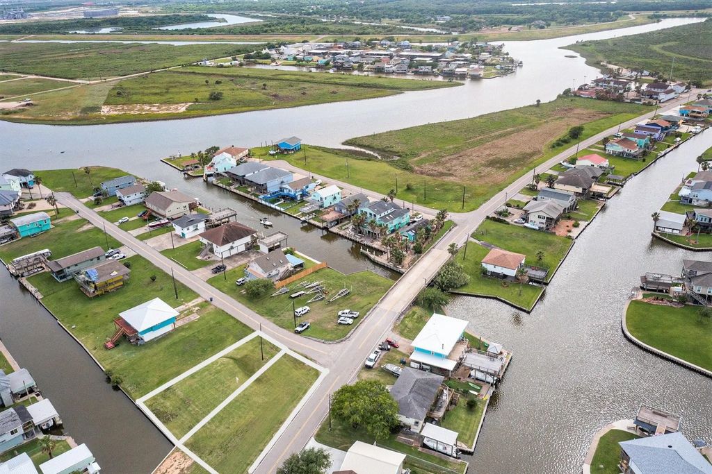 106 Jolly Boat Lane, Freeport