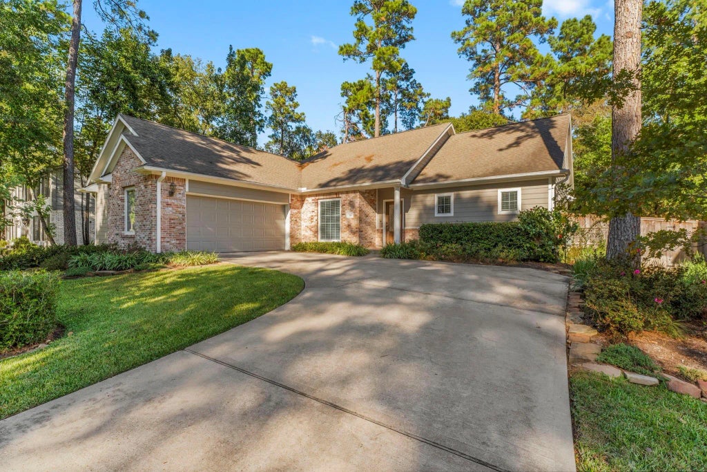 20 E Wandering Oak Drive, The Woodlands