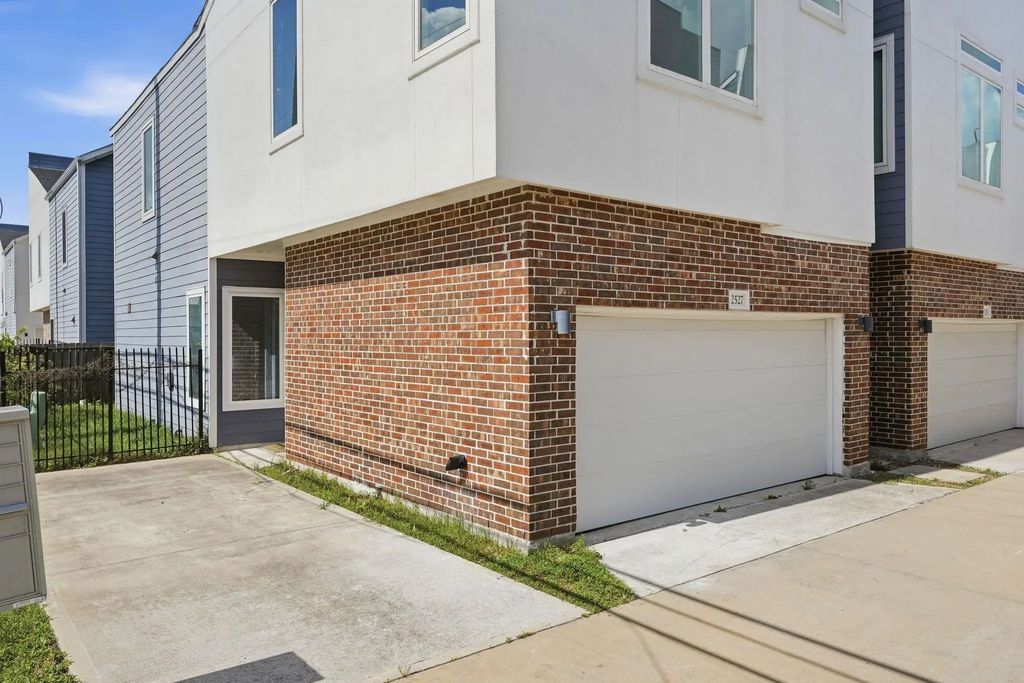 2527 Hollister Street, Houston