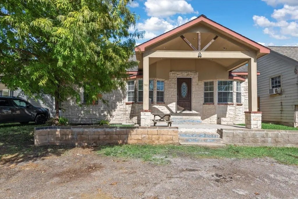 7413 Dallas Street, Houston