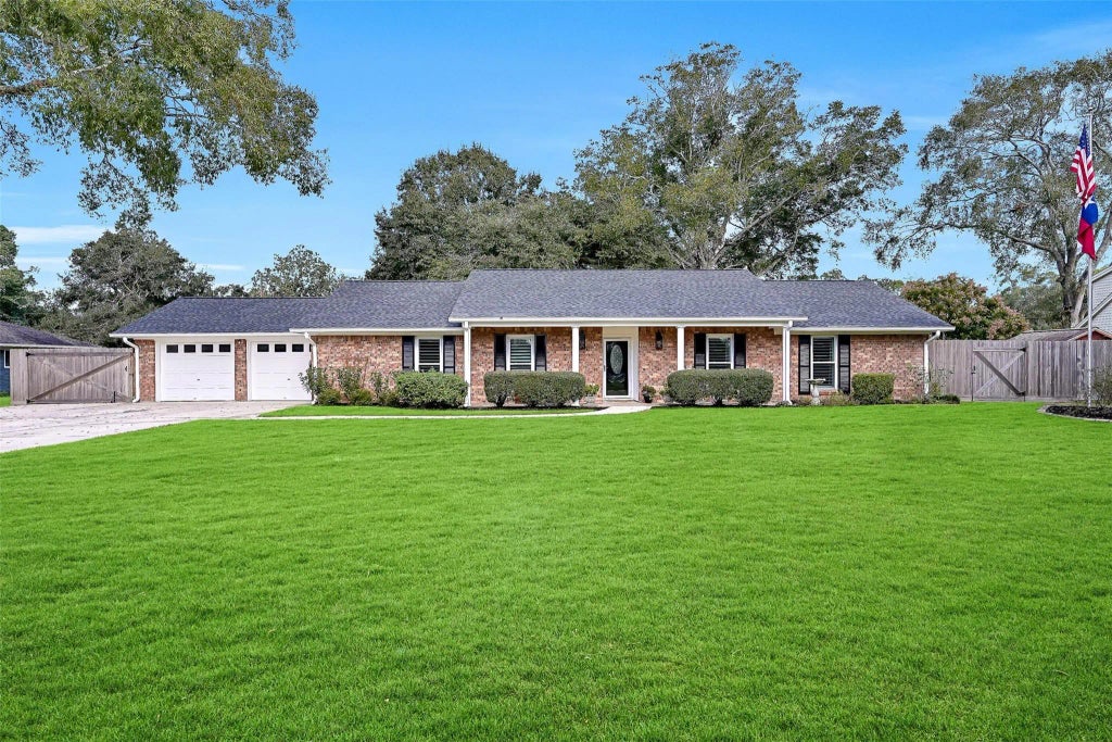 210 Hillcrest Drive, Alvin