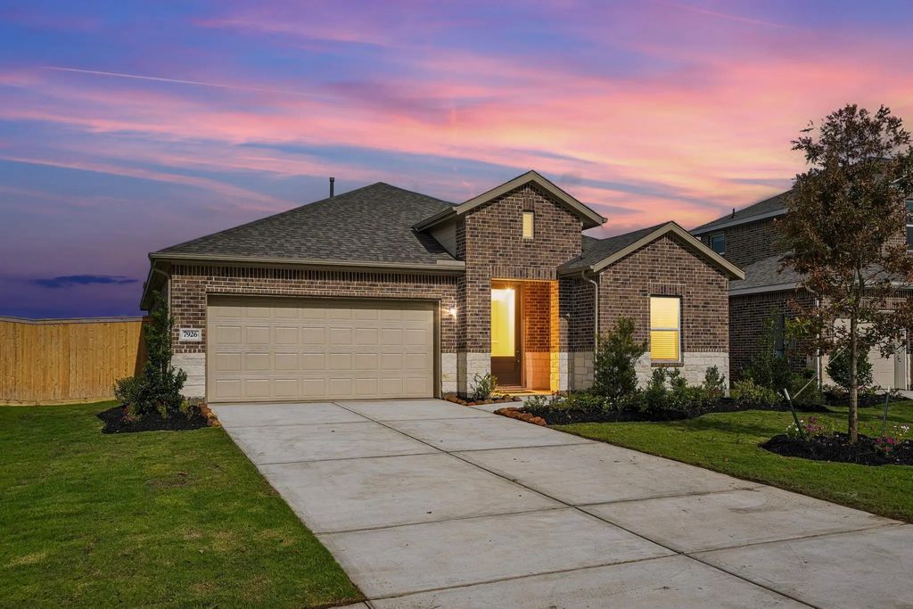 7926 Jade Crest Drive, Angleton