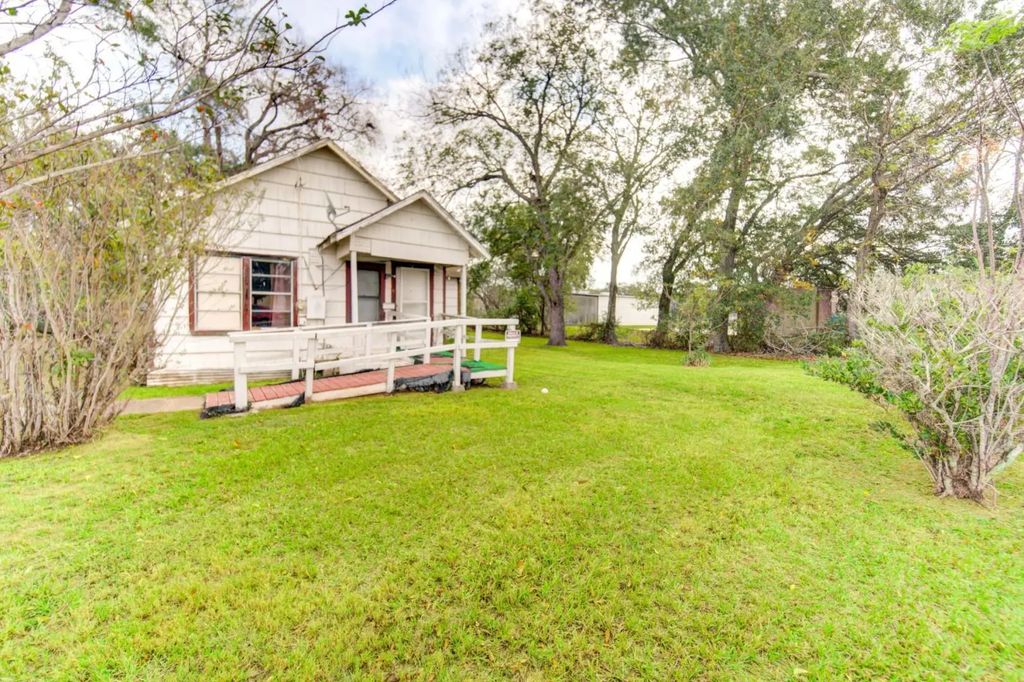 8109 Main Street, Fulshear
