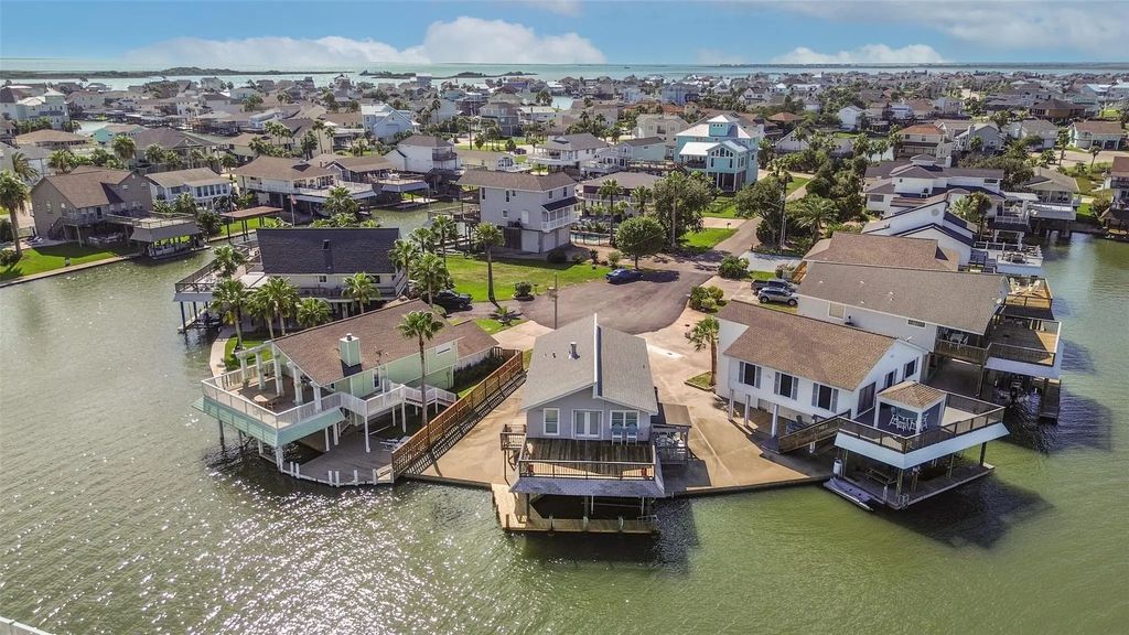 1302 Coral Way, Tiki Island