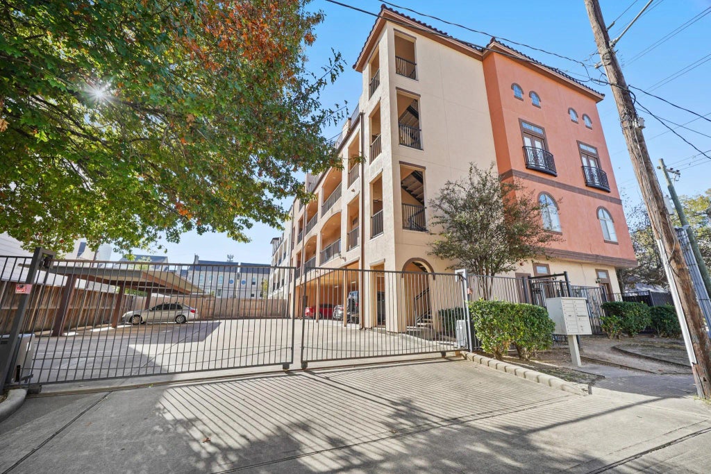 806 Jackson Hill Street 302, Houston