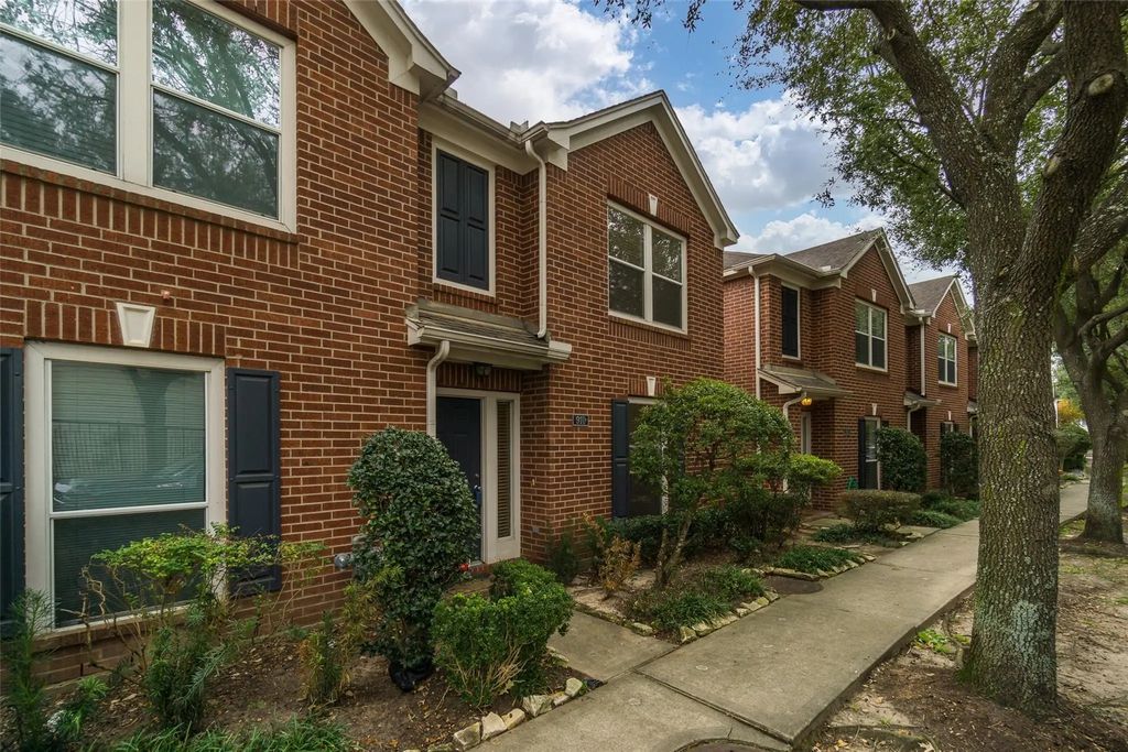 910 W Heights Hollow Lane, Houston