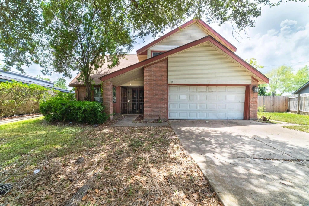 1203 Whispering Pine Drive, Missouri City