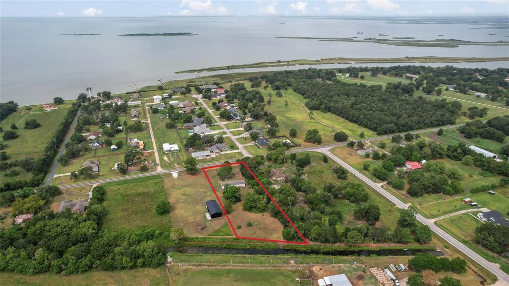 4237 S Main Street, Anahuac