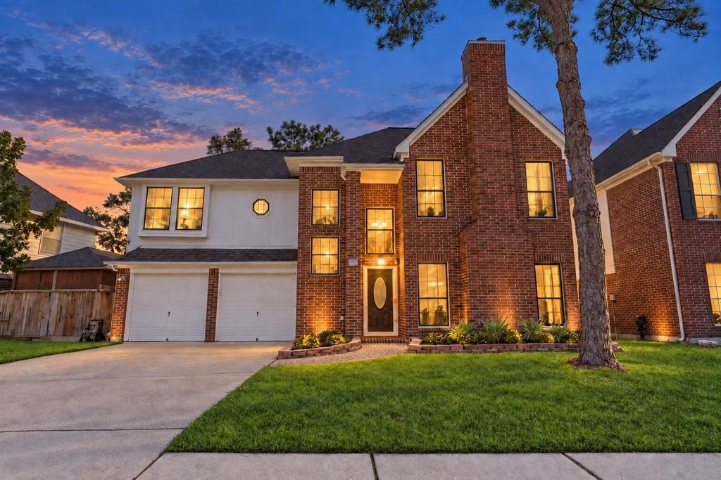 5602 Society Ln, Houston