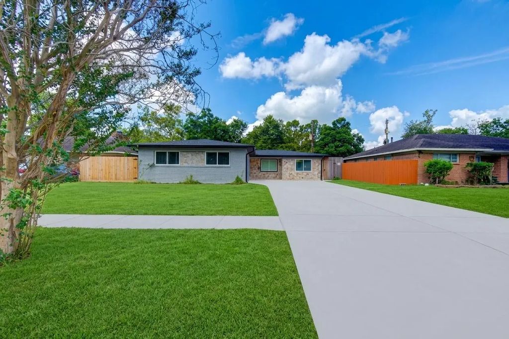 8910 Marinette Drive, Houston