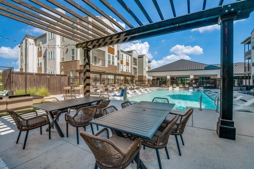 2201 Creekview Drive 1013, Waco