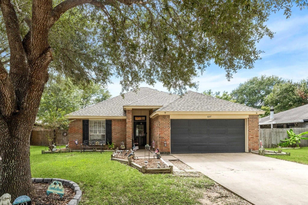 607 Shadowlake Circle, Sealy