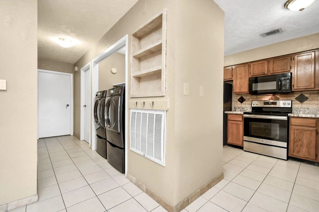 2501 Gulf Freeway 250d, Dickinson