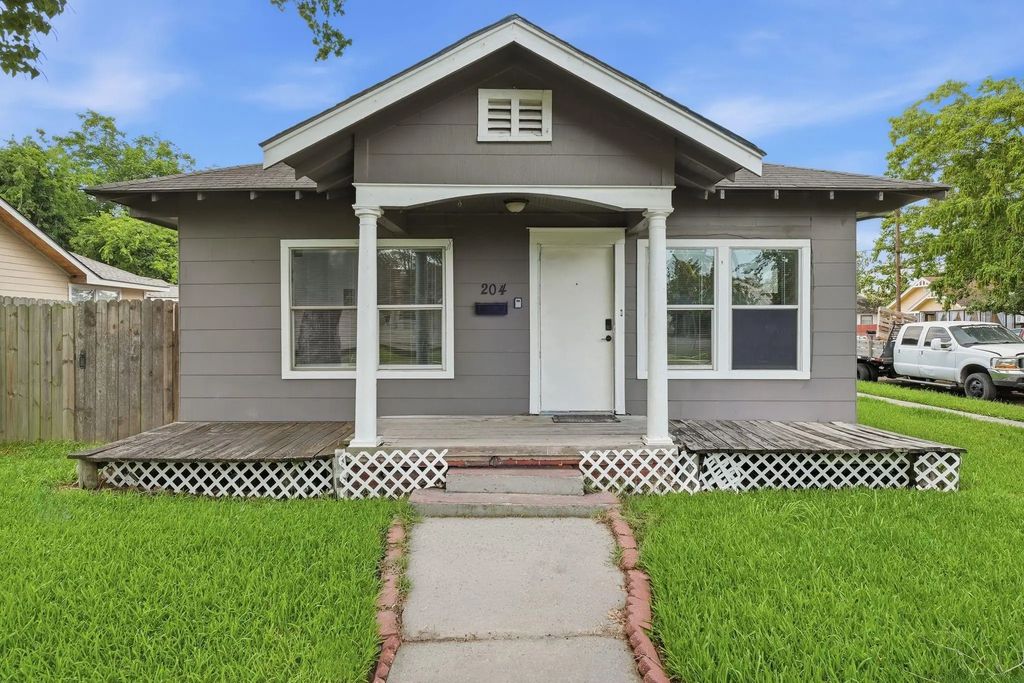204 W Murrill Street, Baytown