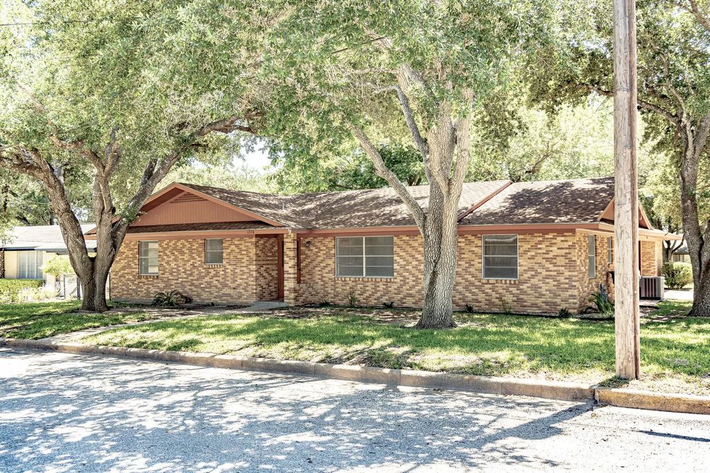 1220 N Avenue I, Shiner