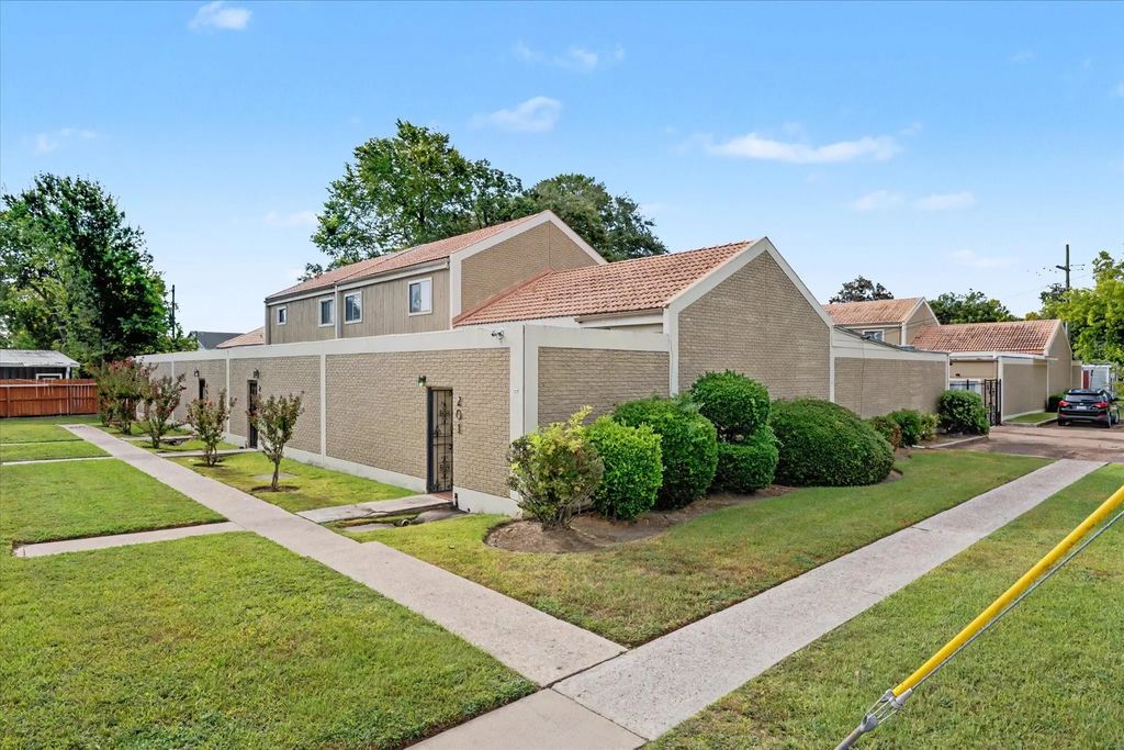 800 N San Jacinto 201, Conroe