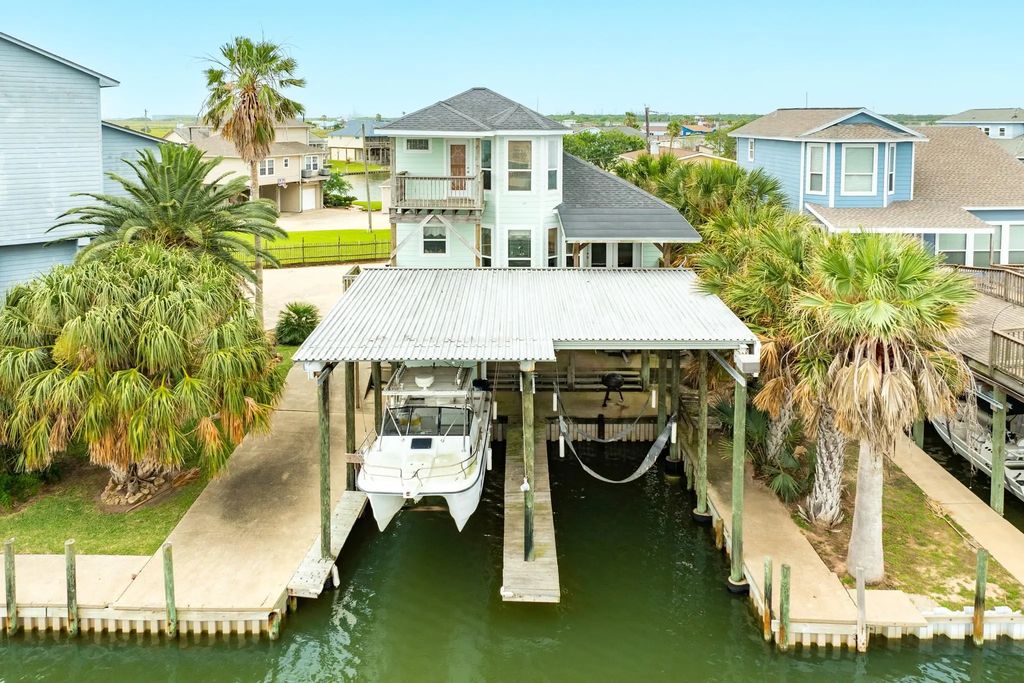 139 Driftwood Road, Freeport