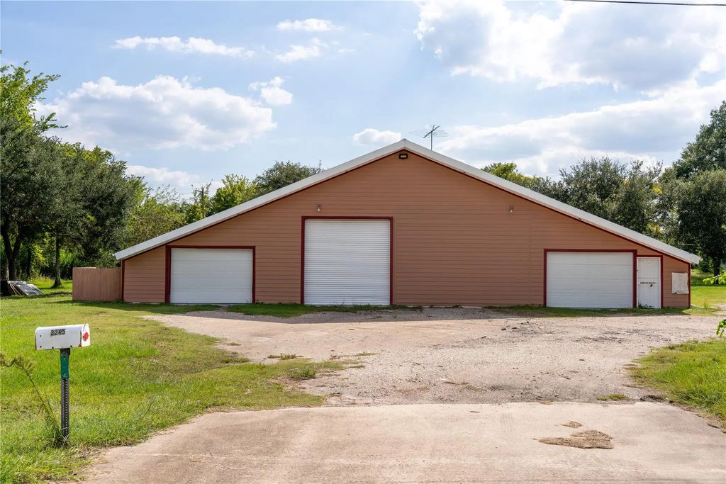 3245 W Highway 6, Alvin