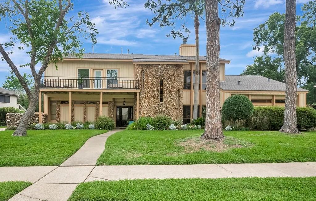 307 Crestwood Drive, El Lago