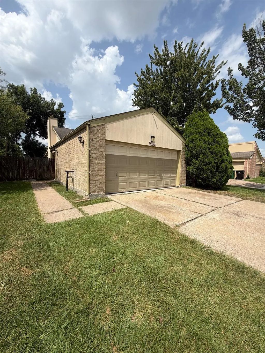 13310 Robinglen Drive, Houston