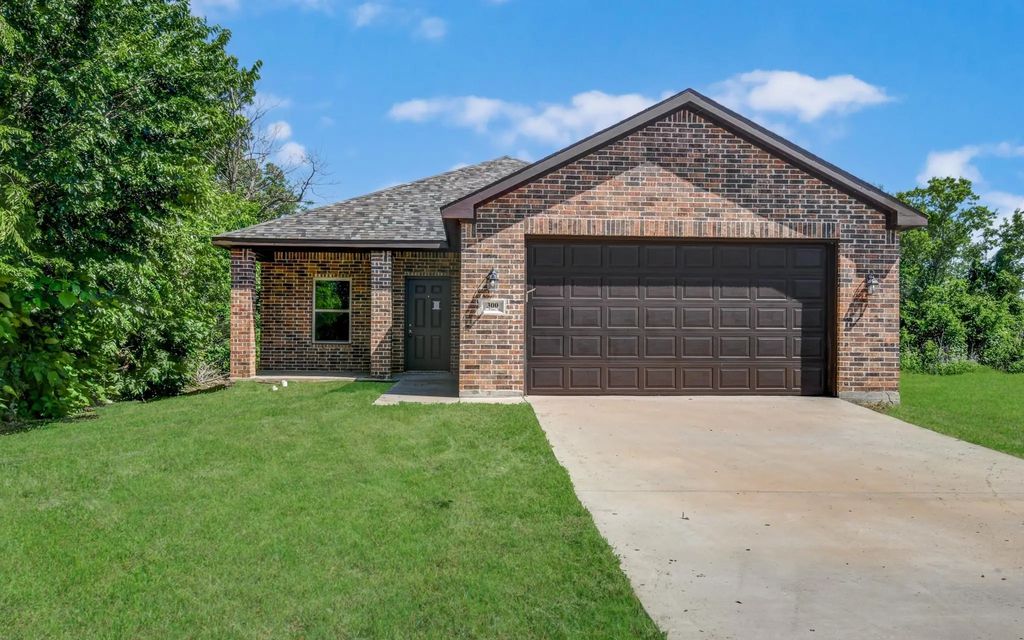 300 Pine Street, Forney