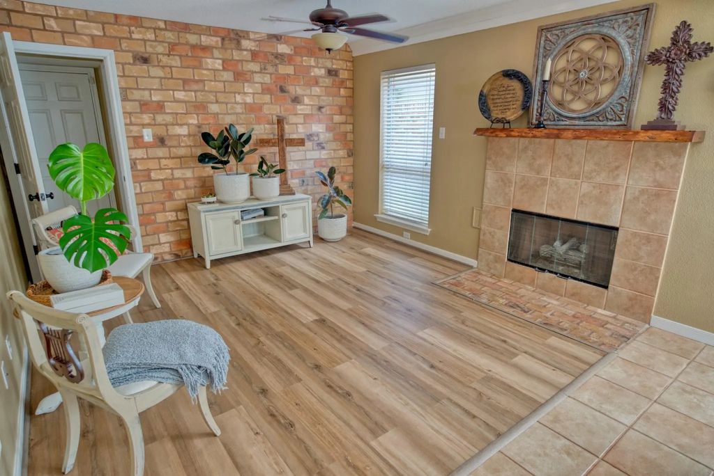 608 Prairie Lane, Angleton